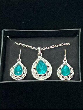 NRT Vintage Avon Green Teardrop Necklace and Earrings